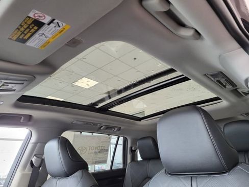 New 2026 Toyota Highlander Platinum image 10