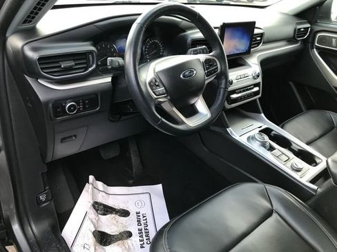 Used 2023 Ford Explorer XLT image 3