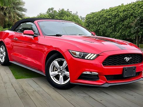 Used 2016 Ford Mustang Convertible RWD image 9