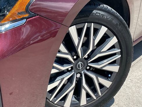 Used 2024 Nissan Altima 2.5 SV FWD image 9