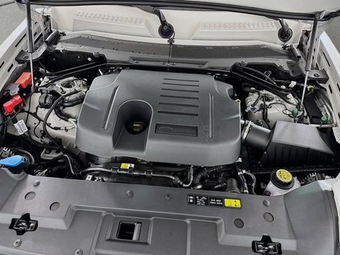 New 2026 Land Rover Defender 110 X-Dynamic SE image 32