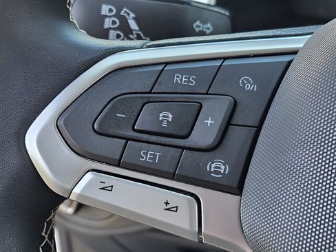 Used 2023 Volkswagen Atlas SE w/ Black Wheel Package FWD image 23
