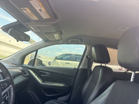 Used 2021 Chevrolet Trax LT w/ Midnight Edition image 8