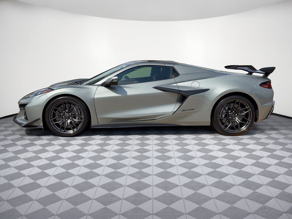 Used 2024 Chevrolet Corvette Z06 w/ Z07 Performance Package RWD image 2