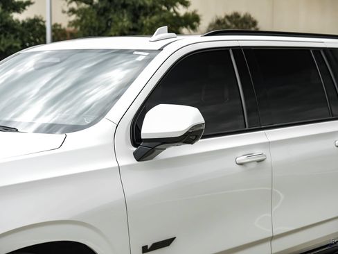Used 2024 Cadillac Escalade ESV V AWD/4WD image 27