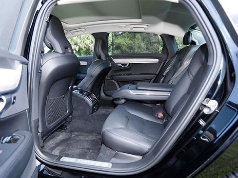 Used 2023 Volvo S90 B6 Plus image 24