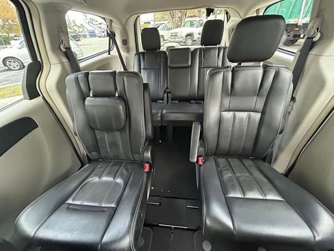 Used 2013 Chrysler Town & Country Touring image 13