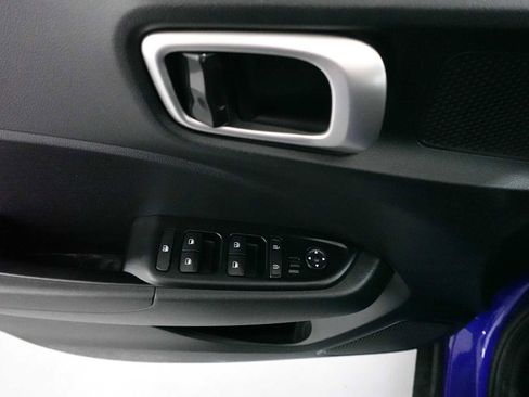 Used 2023 Hyundai Venue SEL image 11