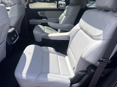 Used 2025 Ford Expedition Platinum w/ Driver's Package AWD/4WD image 16