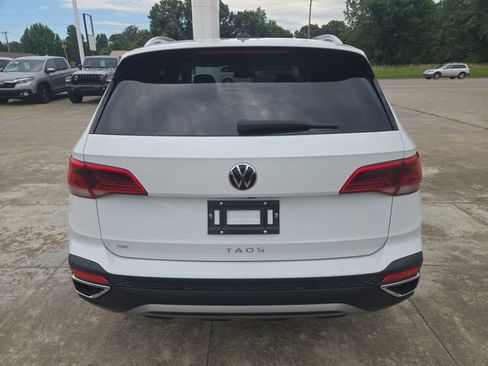 Used 2022 Volkswagen Taos SE FWD image 4