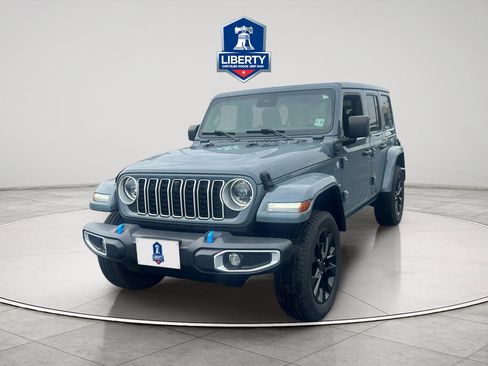 Used 2024 Jeep Wrangler Unlimited Sahara w/ Technology Group AWD/4WD image 2