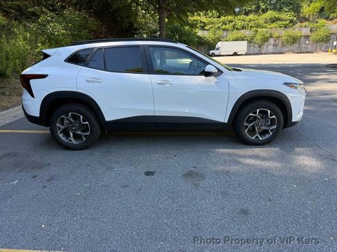 Used 2024 Chevrolet Trax LT FWD image 4