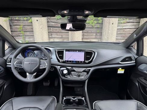 Used 2026 Chrysler Pacifica Limited FWD image 10