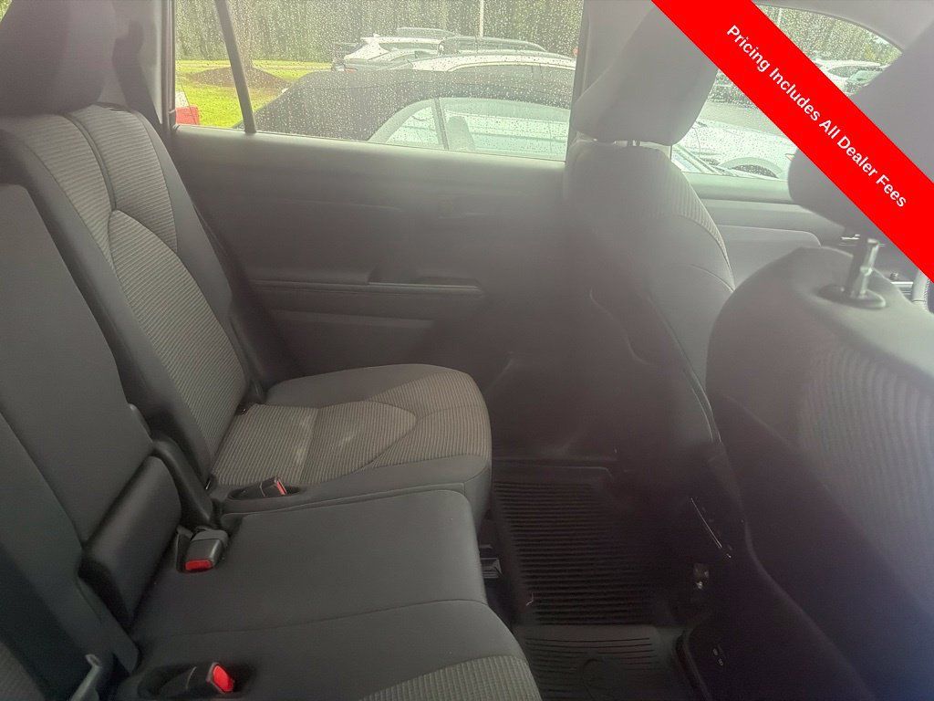 Used 2024 Toyota Highlander LE FWD image 4