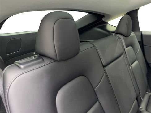 Used 2023 Tesla Model Y 2WD image 39