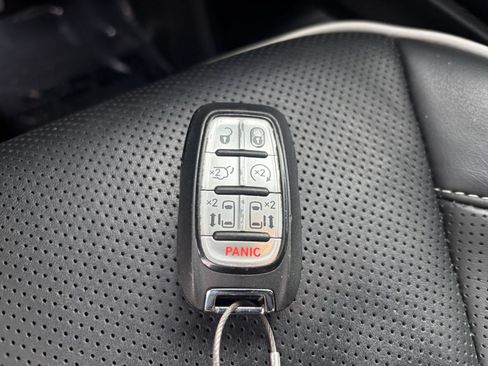 Used 2025 Chrysler Pacifica Limited FWD image 28