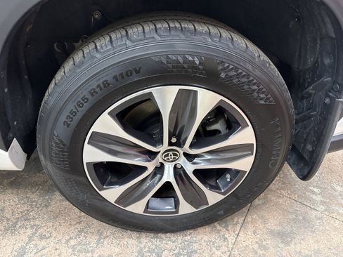 Used 2022 Toyota Highlander XLE image 7