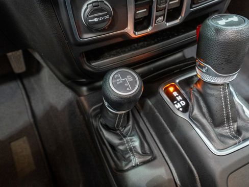 Used 2025 Jeep Wrangler Sahara image 23