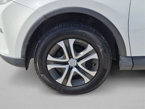 Used 2018 Toyota RAV4 LE FWD image 22