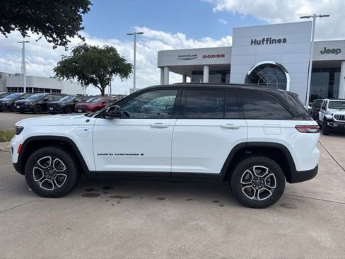 Certified 2023 Jeep Grand Cherokee Trailhawk w/ Luxury Tech Group III AWD/4WD image 8