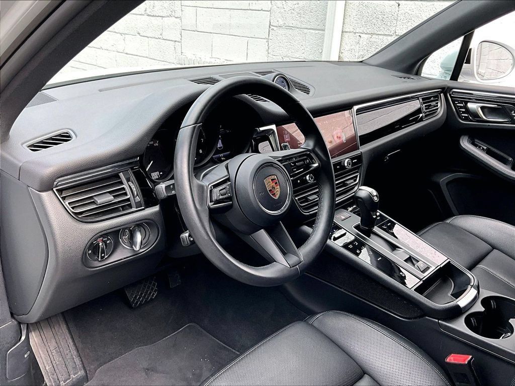 Certified 2026 Porsche Macan AWD/4WD image 4