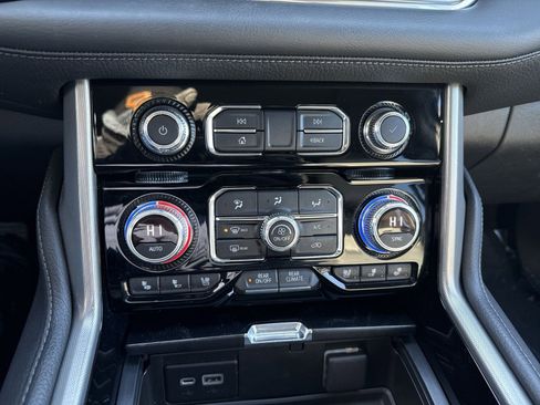 Used 2022 GMC Yukon Denali w/ Denali Premium Package image 18