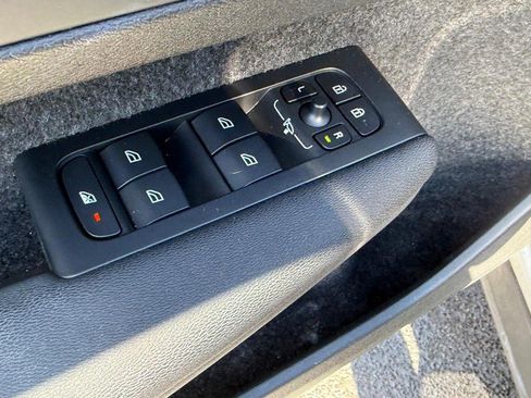 Certified 2023 Volvo XC40 B5 Ultimate w/ Protection Package Premier image 15