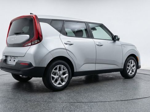 Used 2025 Kia Soul LX w/ LX Technology Package FWD image 9