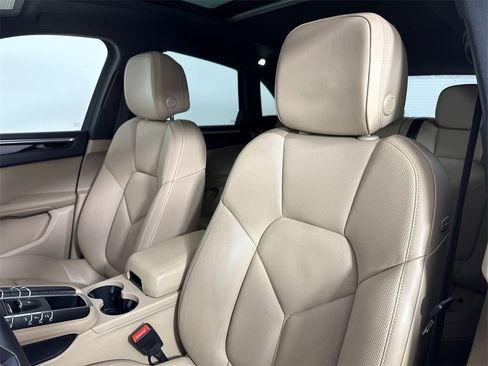 Certified 2021 Porsche Macan image 5