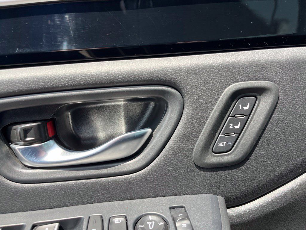 Used 2025 Honda Pilot Touring image 12