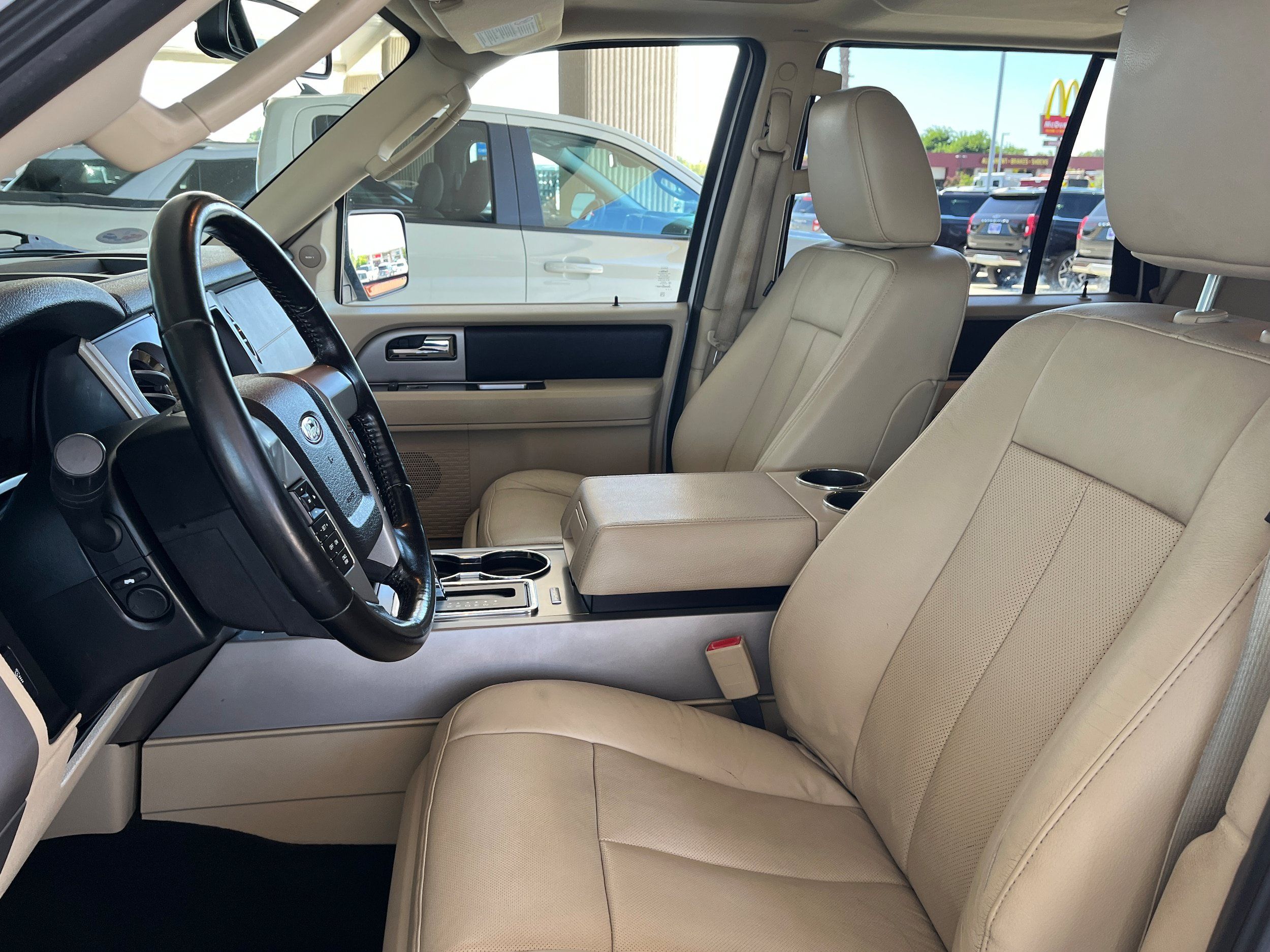 Used 2017 Ford Expedition Limited w/ Equipment Group 301A AWD/4WD image 4