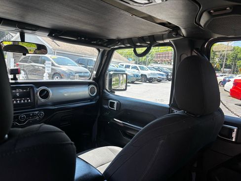 Used 2018 Jeep Wrangler Unlimited Sahara w/ Cold Weather Group AWD/4WD image 22