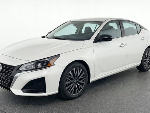 Used 2025 Nissan Altima 2.5 SV FWD image 3