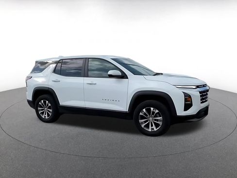 Used 2025 Chevrolet Equinox LT FWD image 2