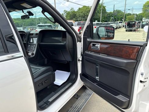 Used 2017 Lincoln Navigator Select AWD/4WD image 43