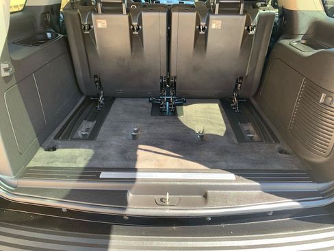 Used 2011 Cadillac Escalade Luxury RWD image 21