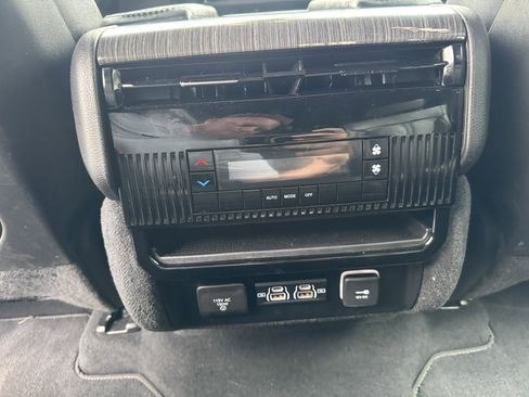 Used 2023 Jeep Wagoneer Series II AWD/4WD image 18