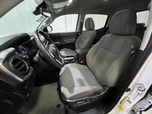 Certified 2022 Toyota Tacoma SR5 AWD/4WD image 10