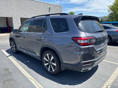 Used 2024 Honda Pilot Touring image 3