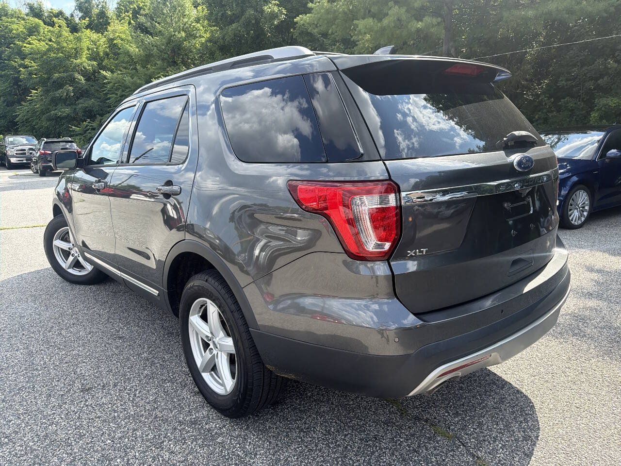 Used 2017 Ford Explorer XLT w/ Equipment Group 202A AWD/4WD image 8