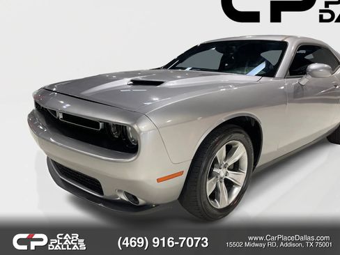 Used 2016 Dodge Challenger SXT RWD image 4