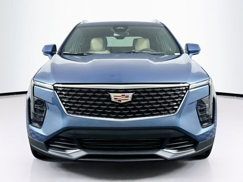 Used 2024 Cadillac XT4 Luxury w/ Cold Weather Package FWD image 2