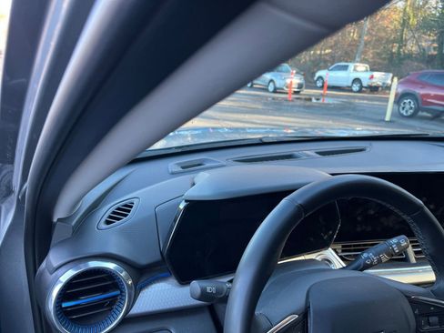 Used 2025 Chevrolet Trax LT w/ LT Convenience Package image 32