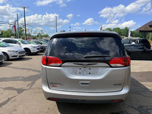Used 2018 Chrysler Pacifica Limited w/ S Appearance Package FWD image 6