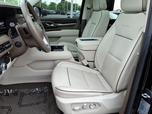 Used 2023 GMC Yukon Denali w/ Advanced Technology Package AWD/4WD image 5