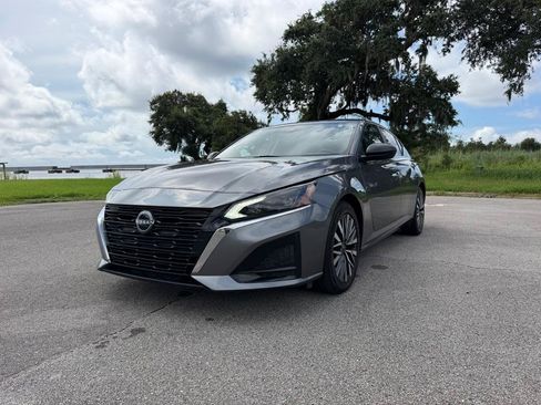 Used 2024 Nissan Altima 2.5 SV FWD image 2