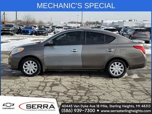 Used 2014 Nissan Versa SV image 2
