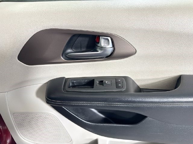 Used 2022 Chrysler Voyager LX FWD image 30
