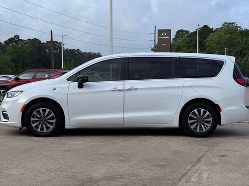 Used 2024 Chrysler Pacifica Limited FWD image 12