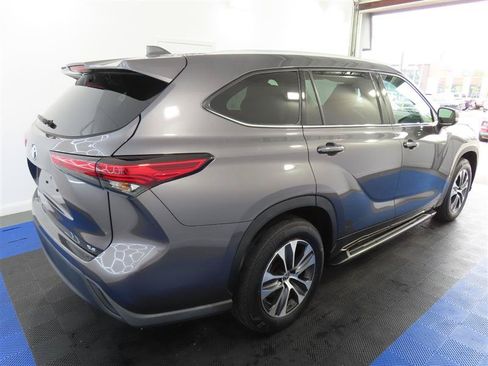 Used 2022 Toyota Highlander XLE FWD image 15